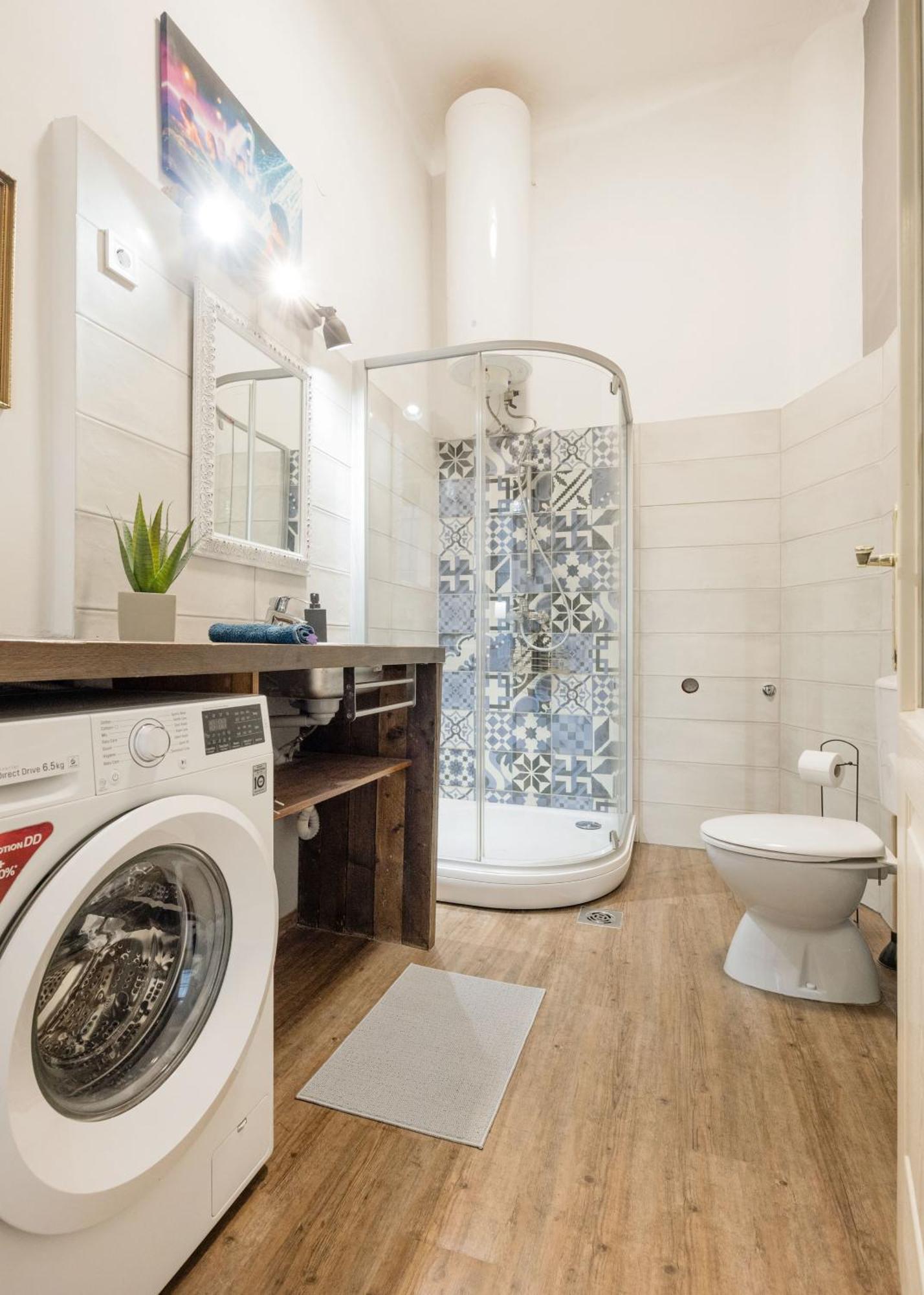 Urban Tranquillity By The Main Shopping Street Apartment Будапеща Екстериор снимка