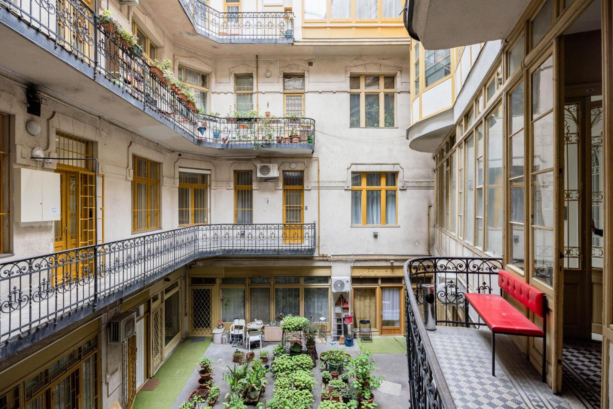Urban Tranquillity By The Main Shopping Street Apartment Будапеща Екстериор снимка